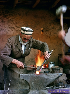 維族鐵匠鋪 = In the Uygur blacksmith's shop
