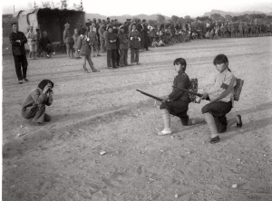 Chen Bo’er taking photos for the training militia
women, 1939 (陳波兒為軍事操練的婦女自衛隊拍照, 1939年)